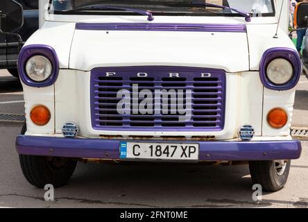 Classic 1970 Ford Mk1 Transit radiatore anteriore camion a becco d'oro verniciato in viola e bianco con targa bulgara. Foto Stock