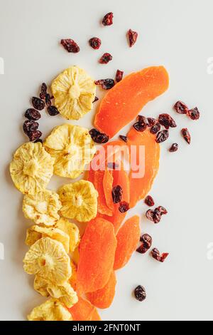 Mescolare frutta secca su sfondo chiaro. Ananas, mango e mirtillo. Cibo sano e snack. Foto Stock