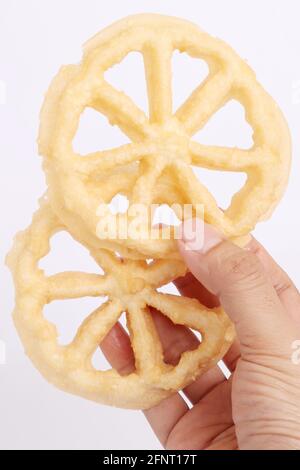 Delizioso Kembang Goyang, Cracker tradizionali Indonesiani Foto Stock