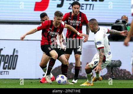 MILANO, ITALIA - MAGGIO 16: Alexis Saelemaekers di AC Milan e Radja Nainggolan di Cagliari Calcio durante la Serie A partita tra AC Milano e Cagliari Foto Stock