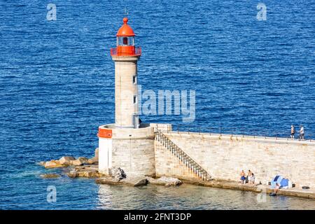 Faro rosso alla fine del molo che segna l'ingresso al porto di Bastia, Corsica Foto Stock