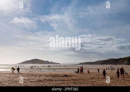 La vista verso Burgh Island da Bantham Beach. La spiaggia è piena di famiglie che si godono il mare. Foto Stock