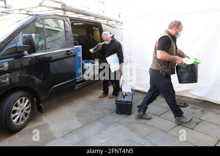 Gloucester, Gloucestershire, Regno Unito - Mercoledì 19 maggio 2021 - gli ufficiali forensi della polizia arrivano con le attrezzature di scavo al caffè di piastra pulita come gli scavi iniziano come la ricerca della polizia per Mary Bastholm che è andato scomparendo in 1968 di età appena 15 anni e che può essere stata una vittima del serial killer Fred West. Spettacoli fotografici ufficiali di polizia di fronte al locale caffè alle 9.30:00. Photo Steven May / Alamy Live News Foto Stock