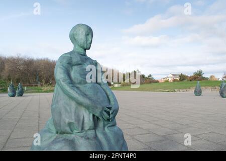 South Shields, UK - 30 marzo 2021: Le sculture e le statue Weebles vicino a Little Haven Beach a South Shields. Foto Stock