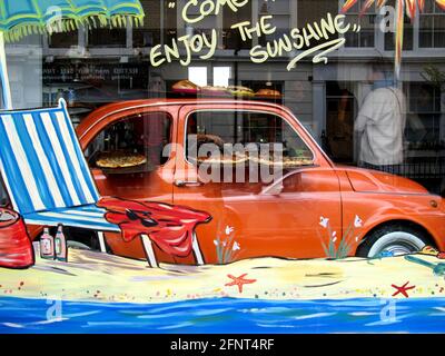 Fiat 500 utilizzato come vetrina, Pizza shop a Notting Hill, Londra Foto Stock