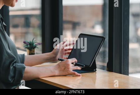 Videochiamata leader asiatico parlare con i colleghi lavorare da casa ufficio indossare le cuffie durante la riunione virtuale. Lo studente usa il laptop e. Foto Stock