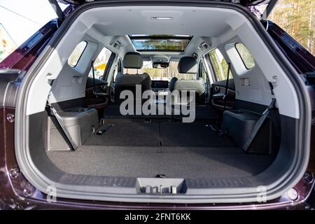 Mosca, Russia - Marzo, 18.2021: Vano vuoto interno vuoto con sedili flor piatti di nuovo moderno SUV Chery tiggo 8 pro minivan da sette posti cinese Foto Stock