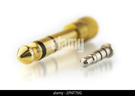 Comapring audio jack converter 3,5 mm e 6,3 mm isolati su sfondo bianco, connettore audio accessori Foto Stock
