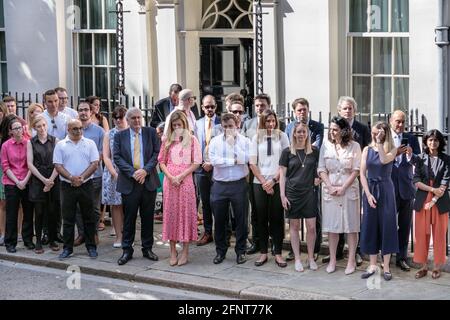 Personale e consulenti del primo Ministro al di fuori del n. 10 il primo giorno di Boris Johnson, Downing Street, Londra Foto Stock