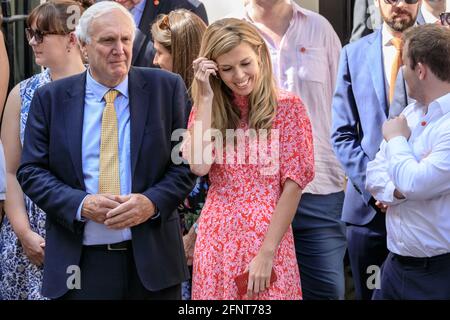 Carrie Symonds ragazza di PM Boris Johnson, con Edward (Eddie) Lister fuori 10 Downing Street, Londra, Regno Unito Foto Stock