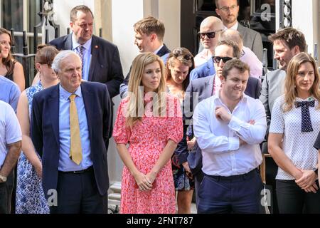 Carrie Symonds ragazza di PM Boris Johnson, con Edward (Eddie) Lister fuori 10 Downing Street, Londra, Regno Unito Foto Stock