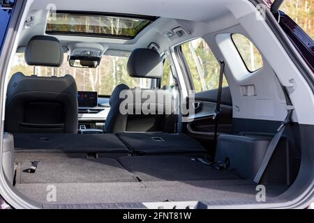 Mosca, Russia - Marzo, 18.2021: Volume vuoto tronco con flor flor sedili di nuovo moderno SUV ardy tiggo 8 pro sette posti minivan dalla società cinese Foto Stock