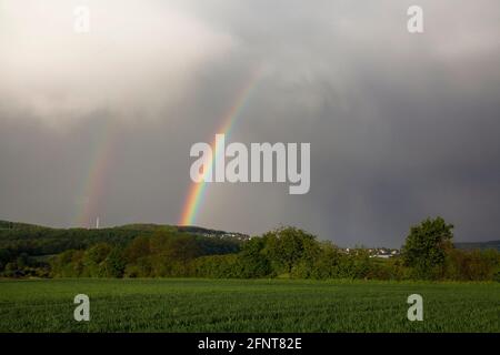 rainbow vicino Wetter sul fiume Ruhr, Nord Reno-Westfalia, Germania. Regenbogen bei Wetter an der Ruhr, Nordrhein-Westfalen, Deutschland. Foto Stock