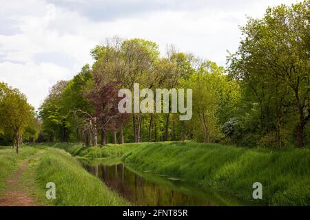 Il fiume Issel vicino a Wesel. Regione del basso Reno, Renania Settentrionale-Vestfalia, Germania. Die Issel bei Wesel, Niederrhein, Nordrhein-Westfalen, Germania. Foto Stock