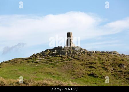 Cairn a Gummer's How sopra il lago Windermere a Cumbria, Inghilterra. Il paesaggio fa parte del Distretto Inglese dei Laghi. Foto Stock