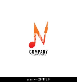 Lettera N Alphabet Music Logo modello di progettazione. Informazioni iniziali, note musicali e logo del jack del cavo audio. Tema di colore arancione. Isolato su sfondo bianco Illustrazione Vettoriale