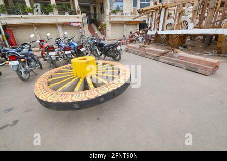 La figura mostra una delle ruote del carro che viene dipinto e posto sulla strada per asciugare. Foto Stock