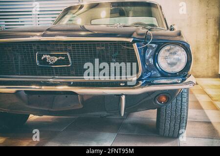 RIMINI, ITALIA - 20 feb 2017: RIMINI , Italia - 2017: Posti auto d'epoca ford mustang 289 parcheggiati Foto Stock