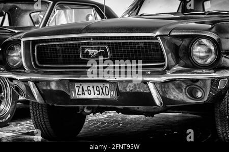 RIMINI, ITALIA - 20 feb 2017: RIMINI , Italia - 2017: Posti auto d'epoca ford mustang 289 parcheggiati Foto Stock