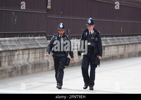 Due poliziotti in pattuglia a Westminster, Londra, Regno Unito Foto Stock