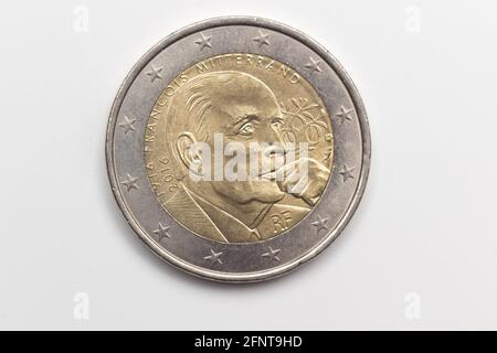 Moneta ufficiale di due euro della Comunità economica europea. Moneta legale in metallo con immagini diverse a seconda del paese che emette il Foto Stock