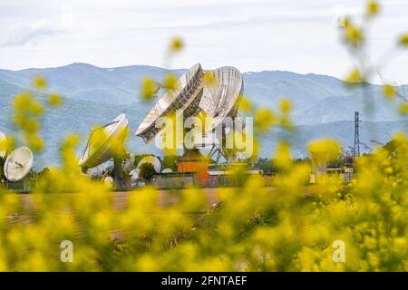 Centro spaziale Telespazio a Fucino. Antenna parabolica per i satelliti in orbita e i servizi di telecomunicazione. Abruzzo, Italia, Europa Foto Stock