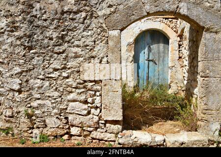 Vecchie case rurali abbandonate ad Aroniadika, un villaggio tradizionale dell'isola di Kythira in Attica, Grecia. Foto Stock