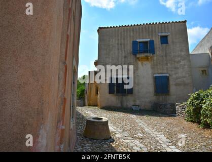 Vecchia casa rurale ad Aroniadika, un villaggio tradizionale dell'isola di Kythira in Attica, Grecia. Foto Stock