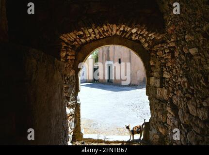 Vista ad arco in pietra di una vecchia casa rurale ad Aroniadika, un villaggio tradizionale dell'isola di Kythira in Attica, Grecia. Foto Stock