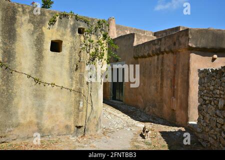 Vecchie case rurali abbandonate ad Aroniadika, un villaggio tradizionale dell'isola di Kythira in Attica, Grecia. Foto Stock