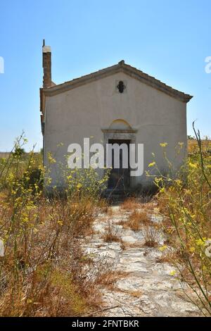 Pittoresca cappella rurale greco ortodossa nella campagna di Aroniadika, isola di Kythira, Attica Grecia. Foto Stock