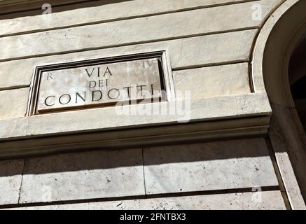 Testo VIA CONDOTTI sul palazzo storico del famoso via del centro storico di Roma DOVE si trova sono esclusivi negozi di lusso Foto Stock