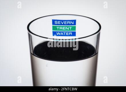 File photo datato 2/8/2016 del logo della società di acqua Severn Trent acqua visto attraverso un bicchiere d'acqua. Severn Trent spera di poter tornare indietro da una pandemia ecchimante con un'enorme pressione di spesa nei prossimi anni, colpendo gli investitori per denaro per aiutarlo a volare via dai blocchi di partenza. Data di emissione: Mercoledì 19 maggio 2021. Foto Stock