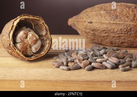 Semi di cacao, cialde di cacao su tavola di legno Foto Stock