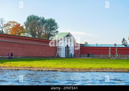 SAN PIETROBURGO, RUSSIA - 3 OTTOBRE 2016. Ioannovsky o San Giovanni porte e Ioannovsky ponte per la fortezza di Pietro e Paolo a San Pietroburgo, Russia e. Foto Stock