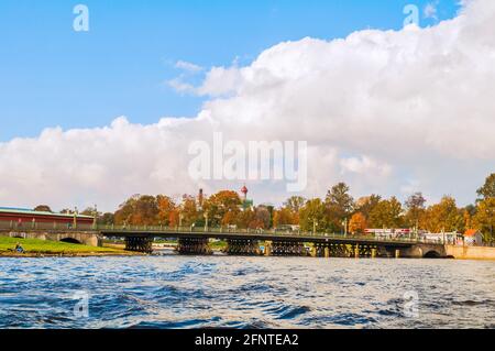 SAN PIETROBURGO, RUSSIA - 3 OTTOBRE 2016. Ponte Ioannovsky che conduce alla fortezza di Pietro e Paolo a San Pietroburgo, Russia Foto Stock