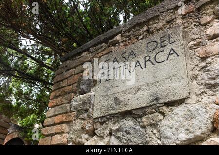 Targa all'ingresso del Museo della Casa Petrarca nella casa finale del poeta italiano e padre dell'italiano moderno, Francesco Petrarca Foto Stock