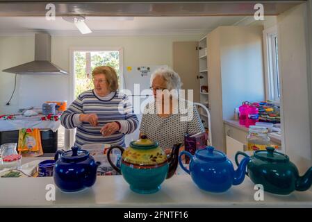 Signore dalla Country Womens Association (CWA) Castle Hill Branch nel nuovo Galles del Sud, Australia, fare tè e caffè in una delle loro riunioni Foto Stock