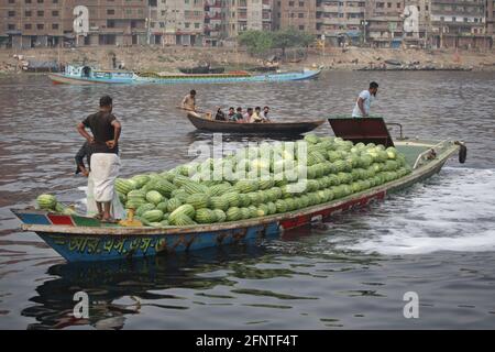 Riciclaggio degli pneumatici a Dhaka. Foto Stock