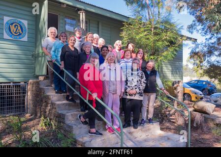 Ladies from the Country Womens Association (CWA) Castle Hill Branch, di fronte alla loro sala recentemente dipinta a Kenthurst, New South Wales, Australia Foto Stock