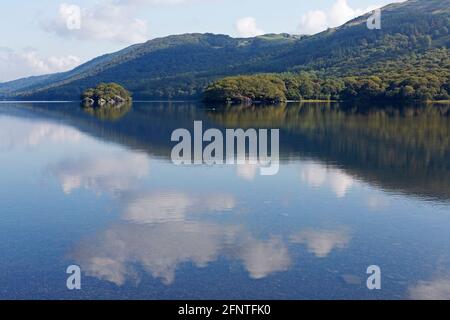 La riva orientale di Coniston Water a Cumbria, Inghilterra. Coniston Water si trova nel Lake District National Park. Foto Stock