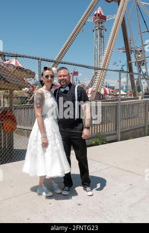 Ritratto di una coppia appena dopo il loro matrimonio all'aperto a Coney Island, Brooklyn, New York City Foto Stock