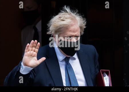 Londra, Regno Unito. 19 maggio 2021. Il primo ministro britannico Boris Johnson lascia 10 Downing Street per le PMQ alla Camera dei Comuni. Credit: Wiktor Szymanowicz/Alamy Live News Foto Stock