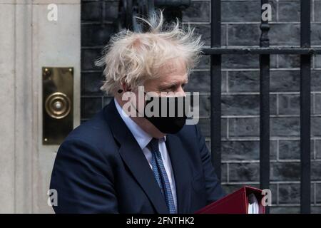 Londra, Regno Unito. 19 maggio 2021. Il primo ministro britannico Boris Johnson lascia 10 Downing Street per le PMQ alla Camera dei Comuni. Credit: Wiktor Szymanowicz/Alamy Live News Foto Stock