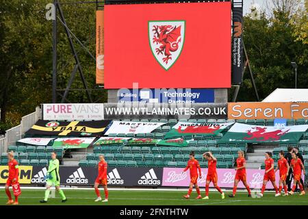 Newport, Galles. 22 ottobre 2020. Il team delle donne del Galles si reca in campo per la partita di qualificazione del Gruppo C del Campionato europeo delle donne UEFA 2020 tra le donne del Galles e delle Isole Faroe alla Rodney Parade di Newport, Galles, Regno Unito, il 22 ottobre 2020. Credito: Duncan Thomas/Majestic Media. Foto Stock