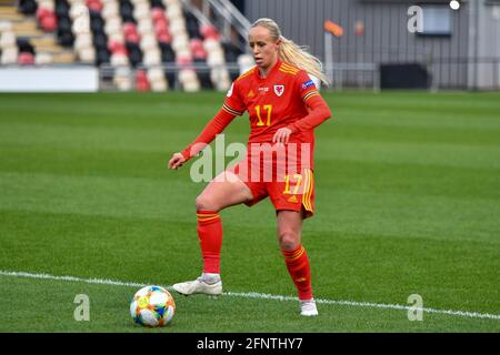 Newport, Galles. 22 ottobre 2020. Nadia Lawrence of Wales Women controlla la palla durante il Campionato europeo delle Donne UEFA 2020 Qualifying Group C Match tra Galles e Faroe Islands Women alla Rodney Parade di Newport, Galles, UK, il 22 ottobre 2020. Credito: Duncan Thomas/Majestic Media. Foto Stock