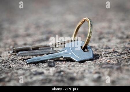 un mazzo di chiavi che giacciono sulla strada, perdita di oggetti personali. Foto di alta qualità Foto Stock