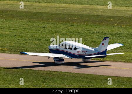 Piper PA-28-181 Archer Aircraft sta tassando all'aeroporto di Saint Gallen Altenrhein in Svizzera 23.4.2021 Foto Stock