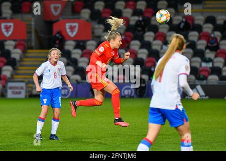 Newport, Galles. 22 ottobre 2020. Josie Green of Wales Women dirige il pallone durante la partita di qualificazione del Gruppo C del Campionato europeo delle Donne UEFA 2020 tra le donne del Galles e delle Isole Faroe alla Rodney Parade di Newport, Galles, Regno Unito, il 22 ottobre 2020. Credito: Duncan Thomas/Majestic Media. Foto Stock