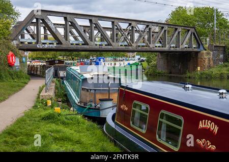 Chiatte in primavera vicino al ponte ferroviario sul fiume Great Ouse a Ely, Cambridgeshire, Inghilterra, Regno Unito Foto Stock